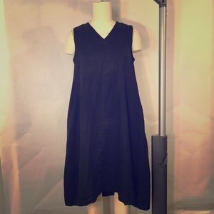Sleeveless linen dress with side pockets